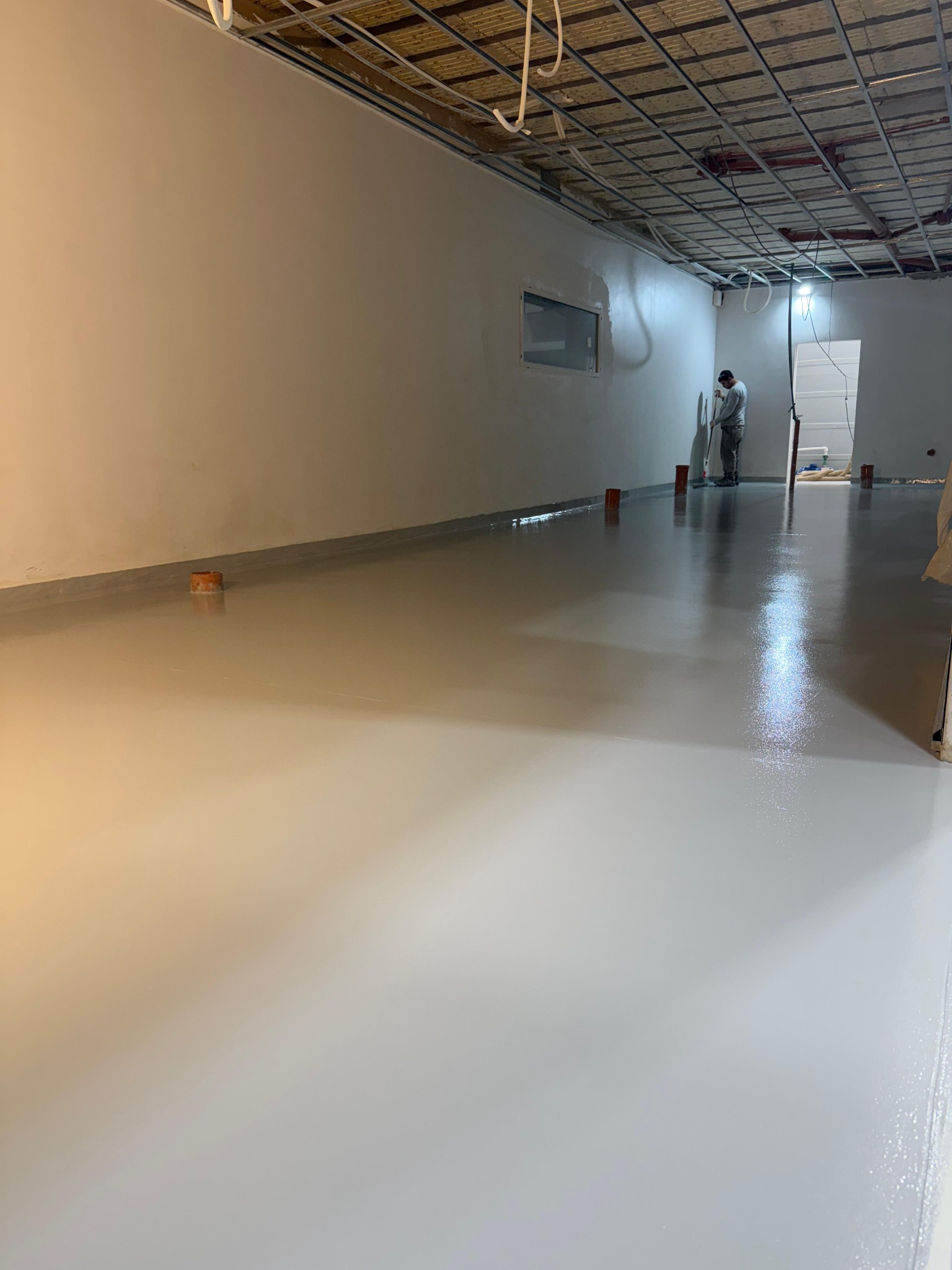 Obra en ejecución con piso epoxi gris claro