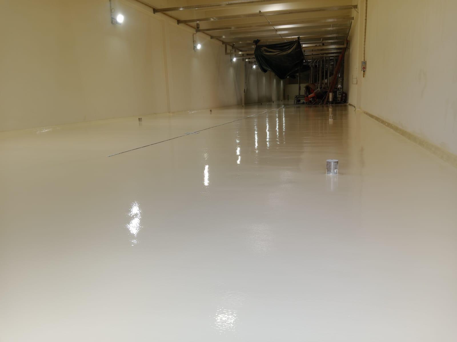Salón amplio con piso epoxi blanco brillante